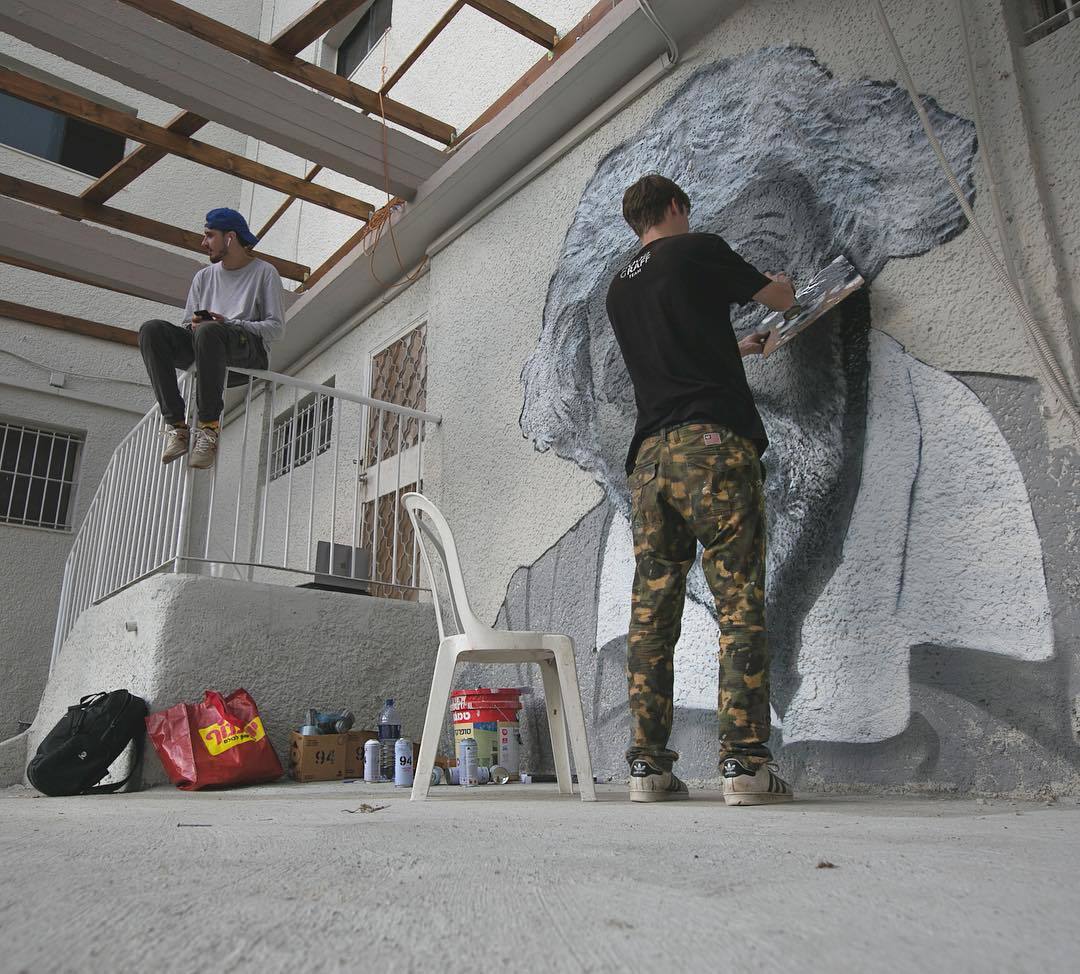 Известные стрит-художники из группы HoodGraff разрисуют арку в 202-м микрорайоне Якутска