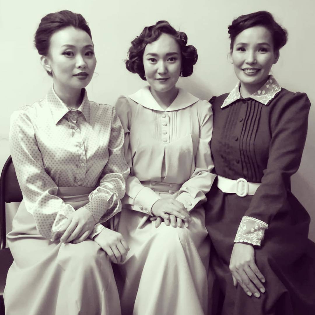 "Вера, Рая и Муся - женщины революции", - якутская актриса опубликовала образы из спектакля "Республика"