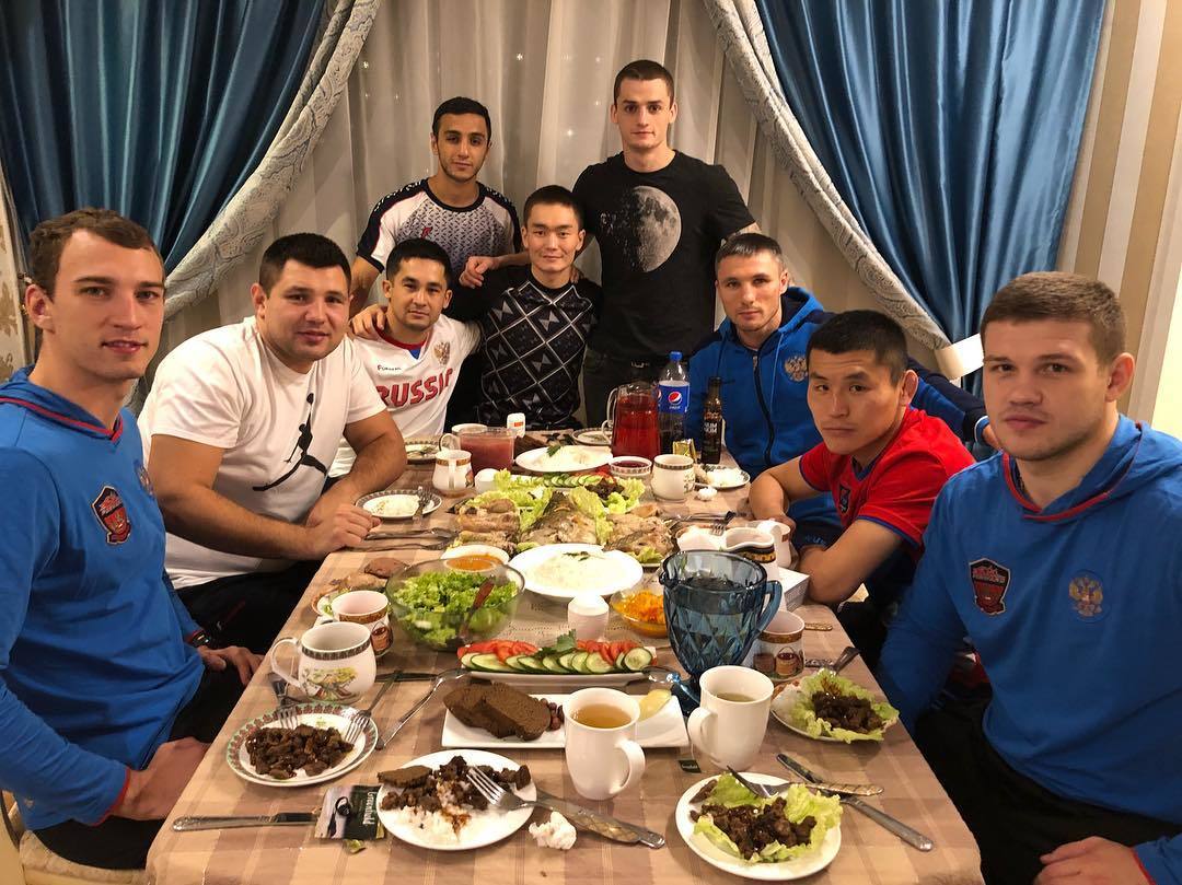Фотофакт: Сборная России в гостях у якутского боксера Василия Егорова