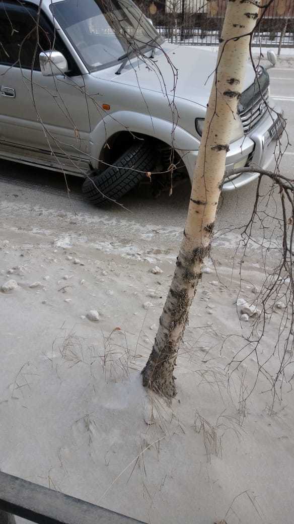Фотофакт: в Якутске у автомобиля  на ходу слетело колесо