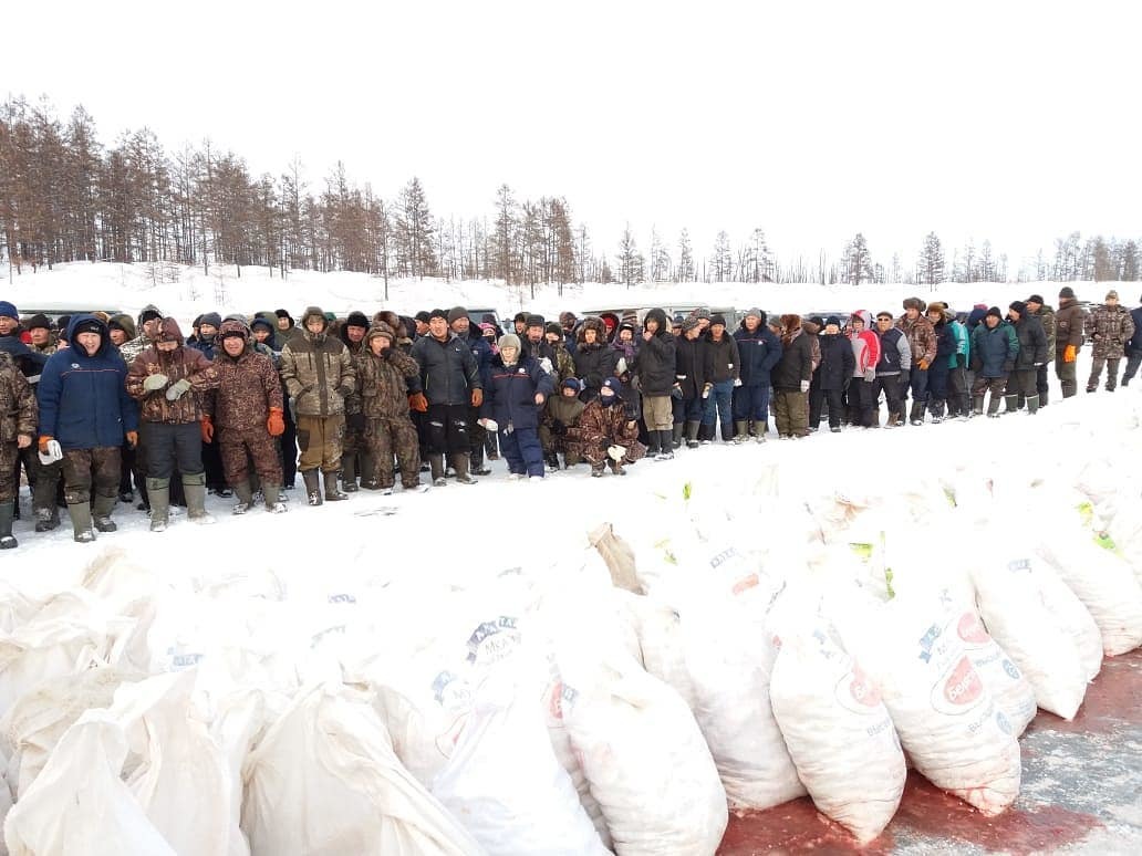 Фотофакт: В результате грандиозной мунха в якутском селе добыто 290 кулей карася