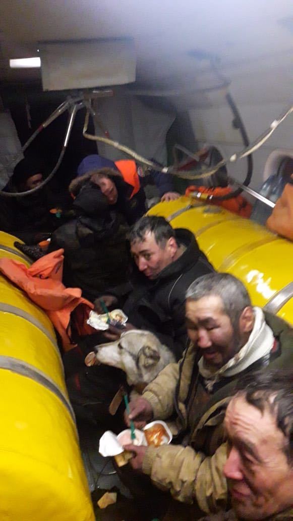 Фотографии спасения оленеводов на льдине в Якутии