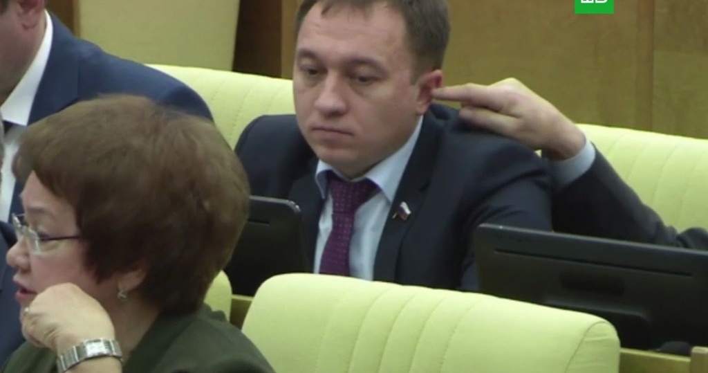 На заседании Госдумы депутат засунул коллеге палец в ухо. Странное видео взорвало соцсети