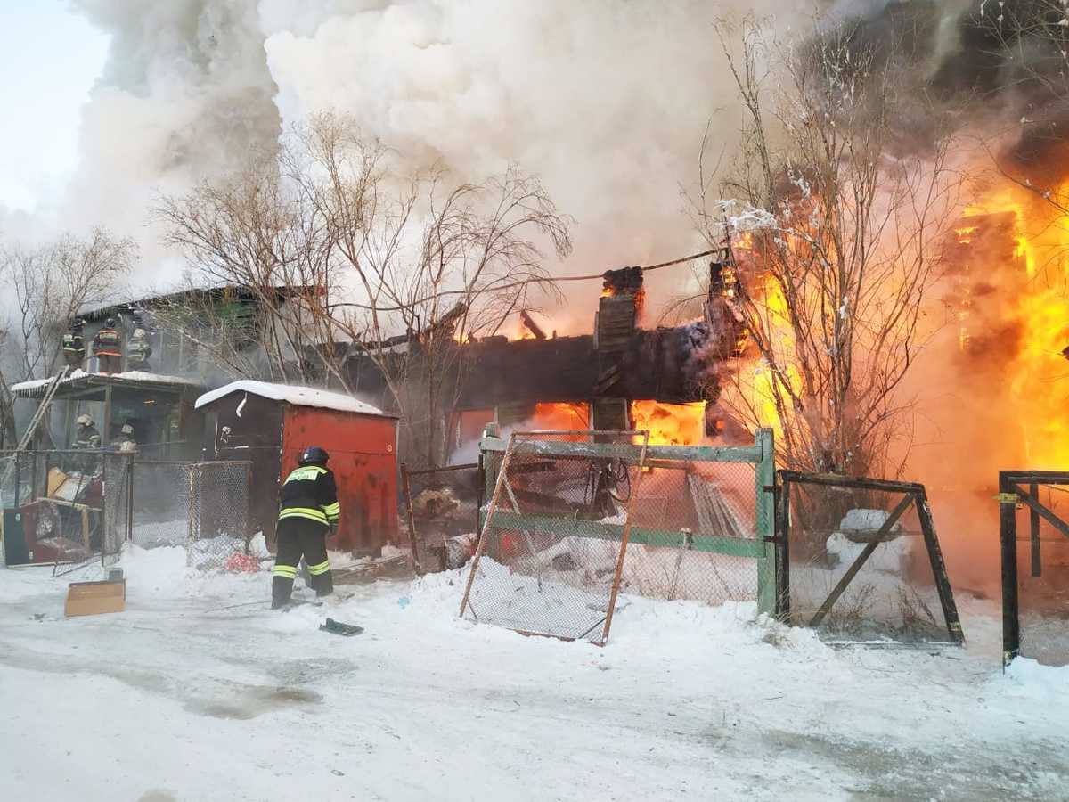 Один человек погиб при пожаре в жилом доме в Якутске (видео)