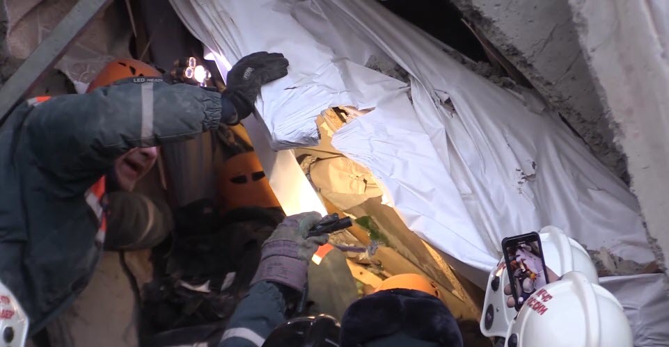В Магнитогорске под завалами нашли живого 11-месячного ребенка
