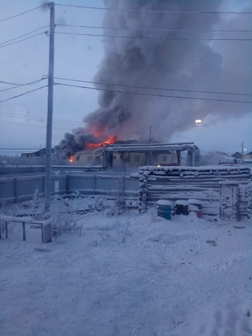 В Среднеколымске загорелось здание детской музыкальной школы