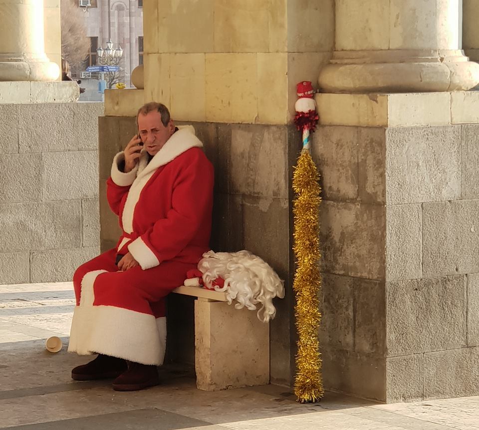 Скрипин разместил фото уставшего ереванского Деда Мороза 