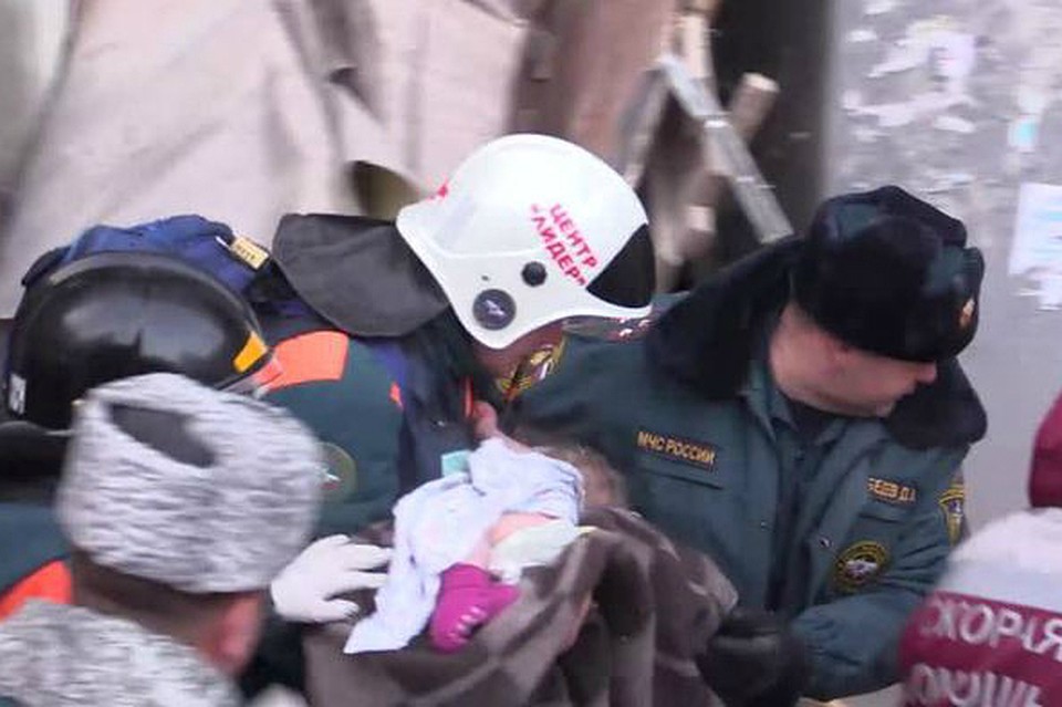 «Я им показал, где Ваня лежит»: отец выжившего под завалами младенца рассказал о спасении сына