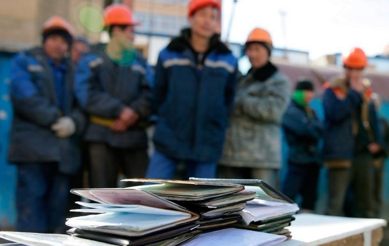 Указ главы Якутии коснулся иностранных работников. Мигрантам запретили торговать и "таксовать"