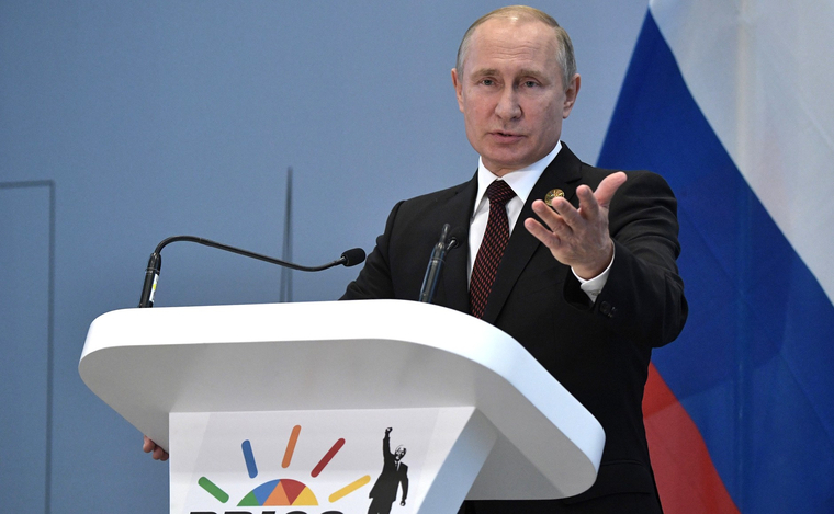 Путин подписал законы о fake news и оскорблении власти