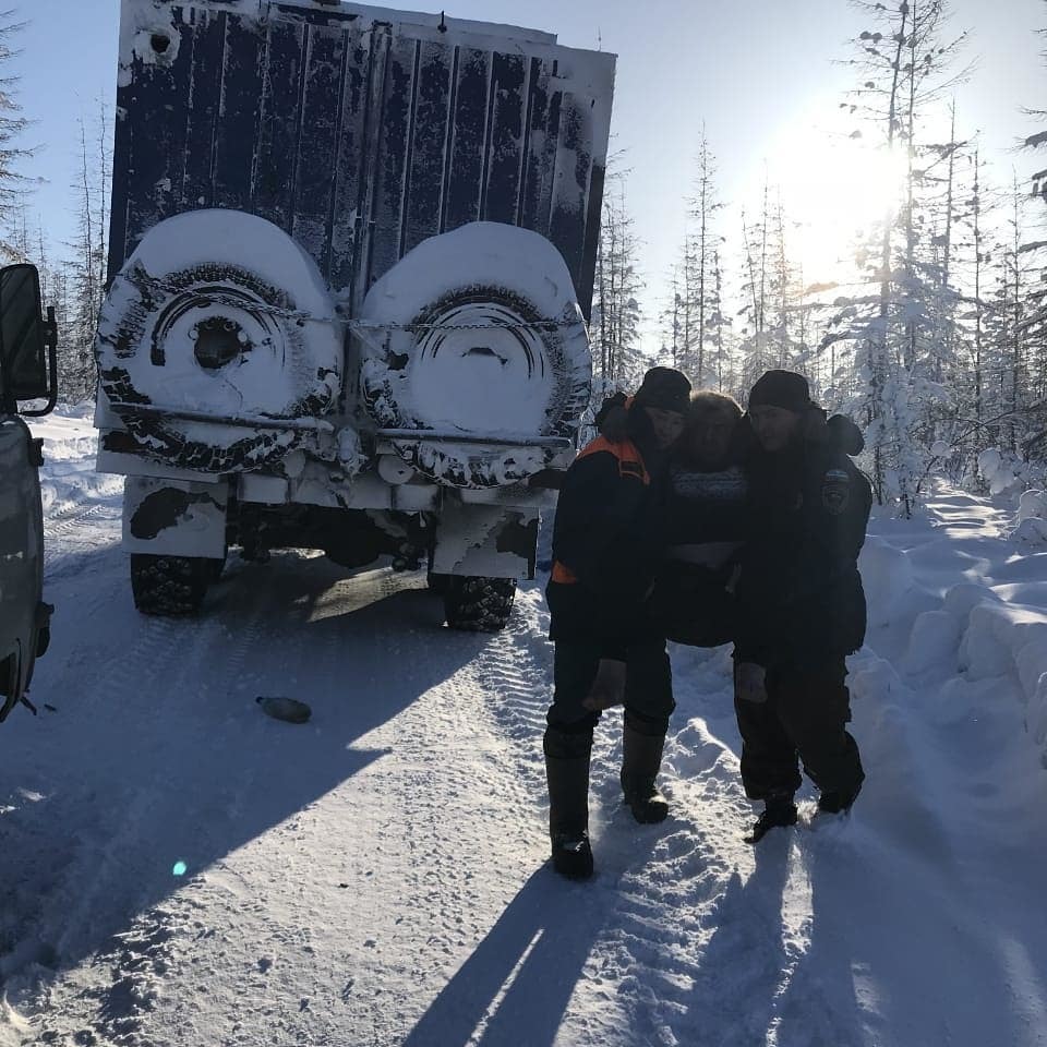 На трассе Среднеколымска спасли двоих мужчин в замерзшем автомобиле
