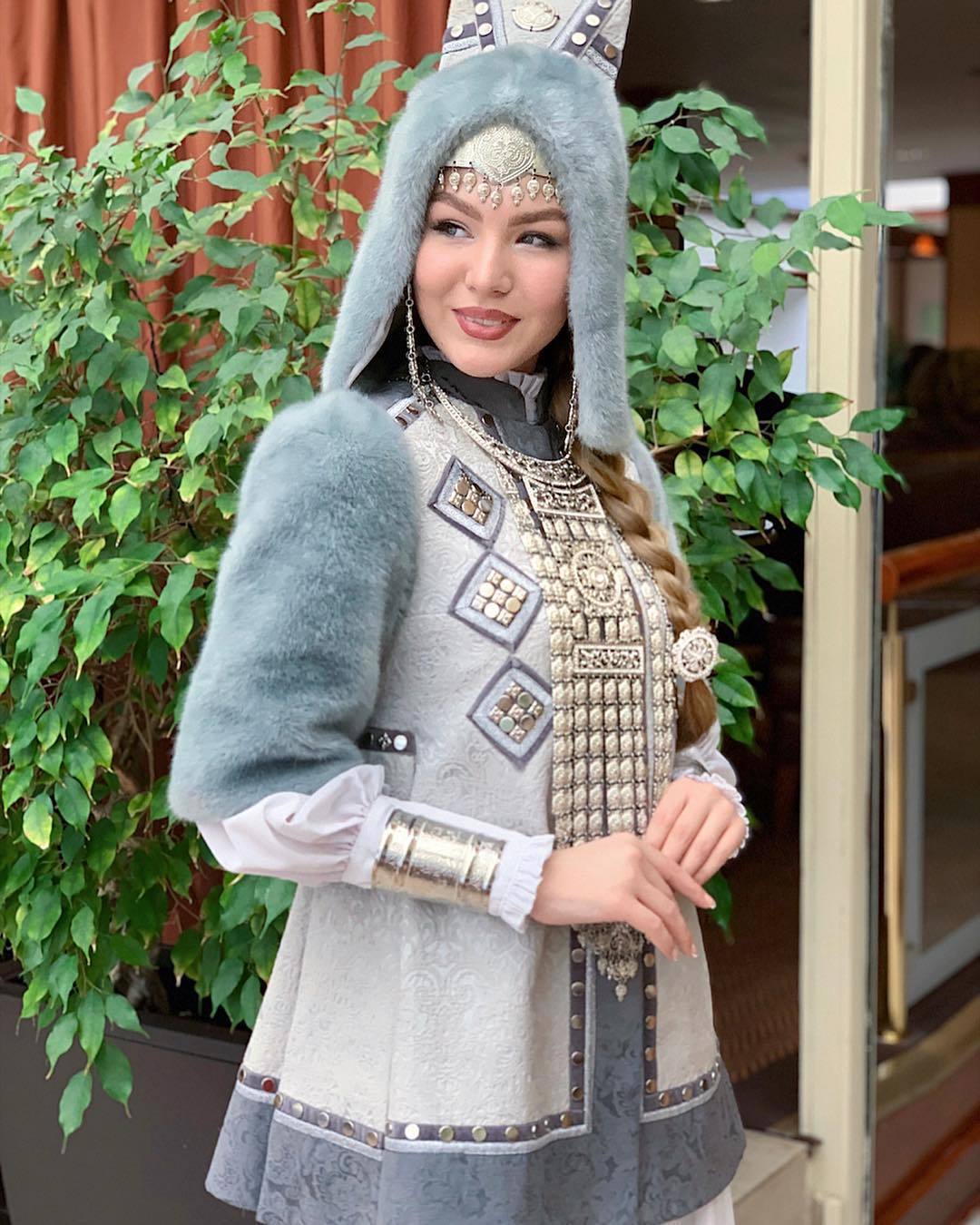 Фотофакт: Влада Потапова продемонстрировала якутский костюм на конкурсе "Мисс Россия"