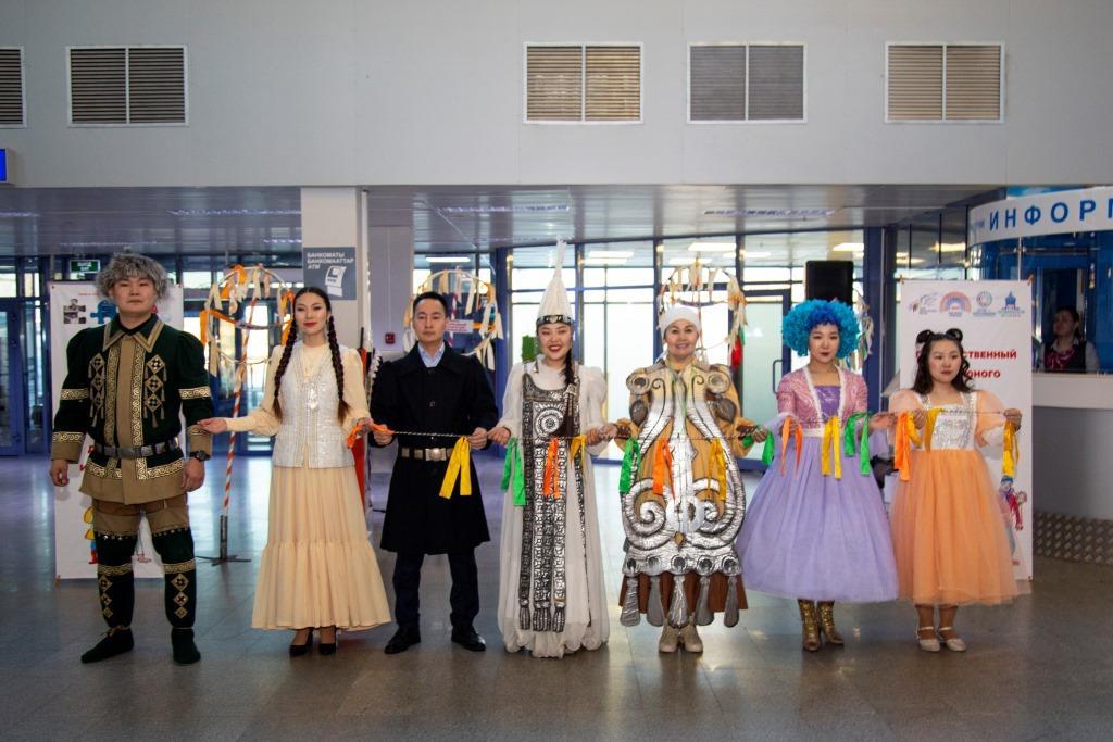 В аэропорту «Якутск» выступили артисты Театра юного зрителя