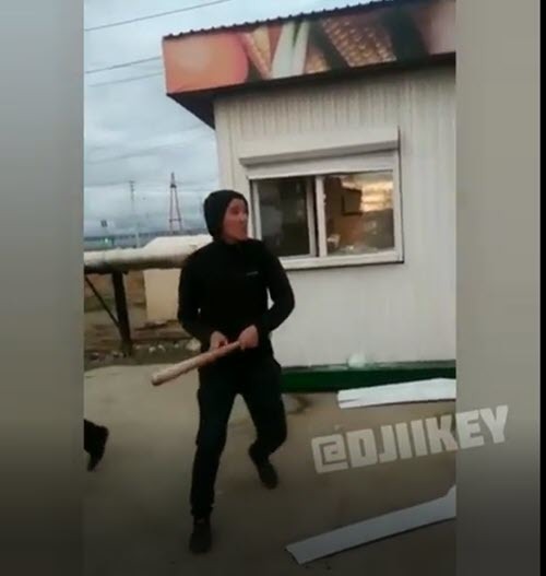 В Якутске молодчик с битой ворвался в овощной киоск (видео)