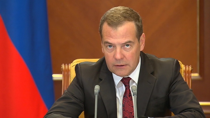 Медведев повысил пособия на детей с 50 до 10 тысяч рублей