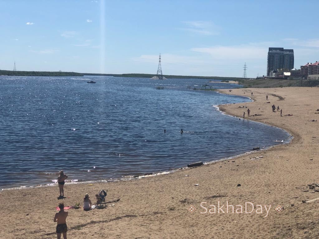 Фотофакт: Отдыхающие на несанкционированном пляже в Якутске