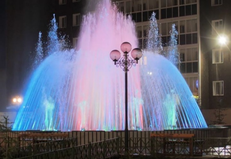 В Якутске открыли Сквер влюбленных со светомузыкальными фонтанами