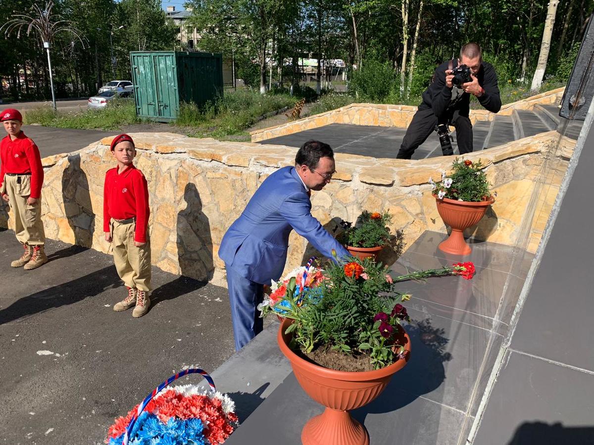Айсен Николаев принял участие в возложении цветов к памятнику первооткрывателям Алдана