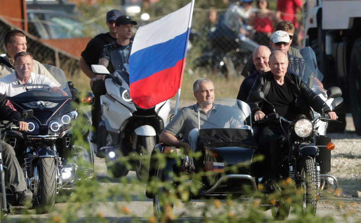 Путин на «Урале» с коляской привез Аксенова и Развожаева на байк-шоу