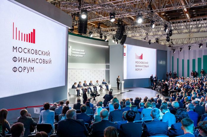 Айсен Николаев принял участие в работе Московского финансового форума-2019