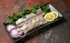 Селедочка, но не в шубе: отличный вариант закуски на Новый год — хорошо сочетается со всеми салатами и с любой выпивкой