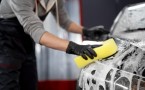 Моем машину правильно: зачем смывать всё губкой — важная вторая фаза для идеального блеска
