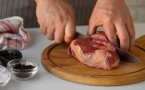 Любое мясо будет таять во рту: нужна только вода и соль — рецепт, с которым справится любая хозяйка