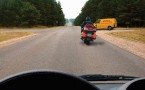Разрешено ли обгонять мотоцикл перед перекрёстком: вопрос из экзамена опять бьёт все рекорды — правильно ответили только 7%