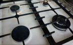 Руки и кошелёк останутся целы: простейший способ отмыть решётку газовой плиты — понадобится 1 бытовое средство