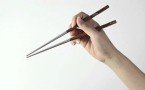 Даже лучше вилки: почему есть палочками полезнее, чем привычными приборами