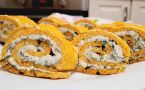 Очень красивый и вкусный: яичный рулет с сырной начинкой — быстрый перекус из того, что всегда под рукой