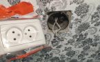 Решаем проблему раз и навсегда: как починить розетку, которая постоянно выпадает из стены