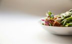 Если завалялись консервы — готовим классный, доступный и простой салат как альтернативу «Оливье»