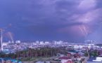 Якутск накрыла гроза. Сильный ветер оставил часть города без света