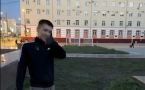 В Якутске влюбленная пара очистила клумбу на площади Ленина от сорняков