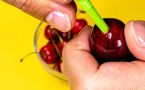 Косточки из вишен за 5 секунд: 4 домашних способа без специальных приспособлений