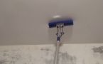 Натяжной потолок отмываю от жира за 5 минут: главное — не тереть и не лить воду
