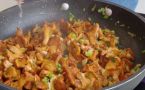 Сливочные лисички с луком и чесноком: готовлю и летом, и осенью