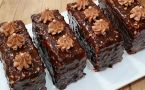 Вкуснее батончика, а крем не течет: готовим роскошные пирожные «Сникерс»