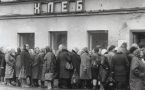 Банки, очередь и «а вдруг пригодится»: почему эти 5 советских привычек живут с нами до сих пор?