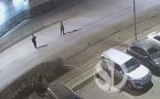 «Дедушку повалили на землю». В Якутске нападение на пожилого мужчину попало на видео