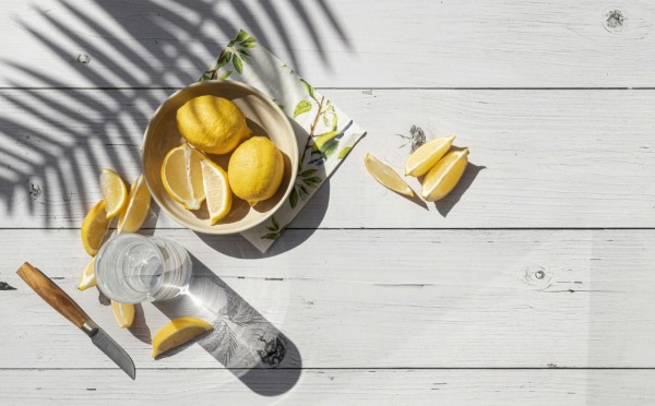 Лимонная вода: полезный ритуал или скрытая опасность — разбираем популярный совет и выясняем, кому стоит быть осторожным