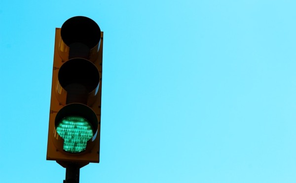 Стоим на светофоре: тема из экзамена ПДД — что делать водителю, когда загорелся зеленый
