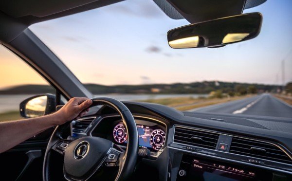 Уступи чиновнику: в России ввели новое правило дорожного движения — теперь водителю нужно перестроиться при виде спецтранспорта