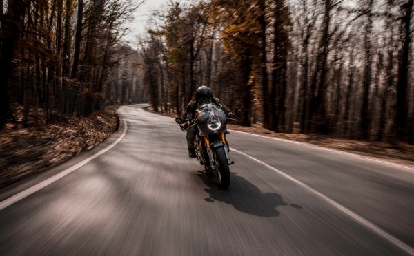 Мотоциклист против автомобилиста: у кого преимущество на дороге — даже опытные водители не могут ответить с первого раза