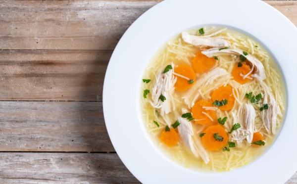 Вкус детства: готовим бабушкин куриный суп с клецками — простой и быстрый рецепт для всей семьи