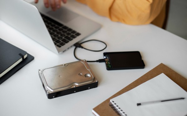Флешка не справится, облако не спасёт: 5 причин купить внешний диск — разбор на практике
