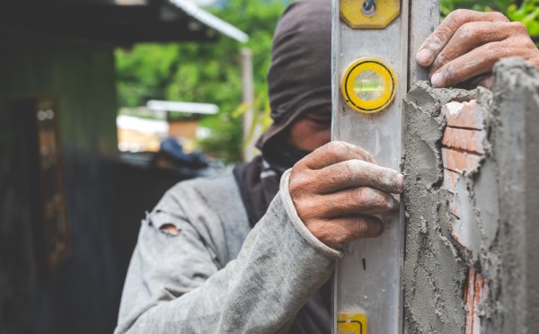 Бетон больше не нужен: забор стоит, как влитой — не поверите, пока не попробуете