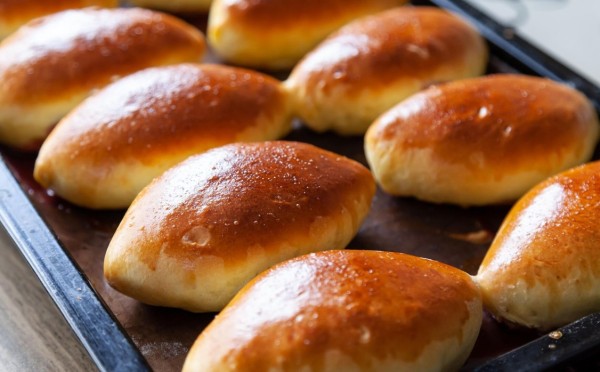 Язык проглотить можно: эти пирожки буквально тают во рту — весь секрет в невероятно нежном тесте из творога