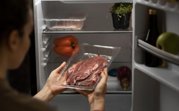 Не нужно слепо следовать моде: заморозки, это, конечно, удобно, но не всегда — вот 3 продукта, которые нельзя оставлять в морозилке